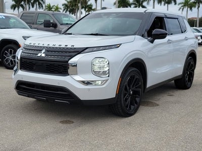 2023 Mitsubishi Outlander SE